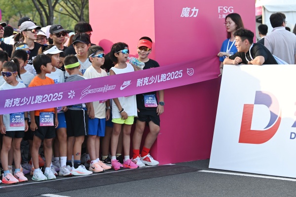 现场｜一场少儿跑吸引全国家庭，青少年有了自己的“小上马”