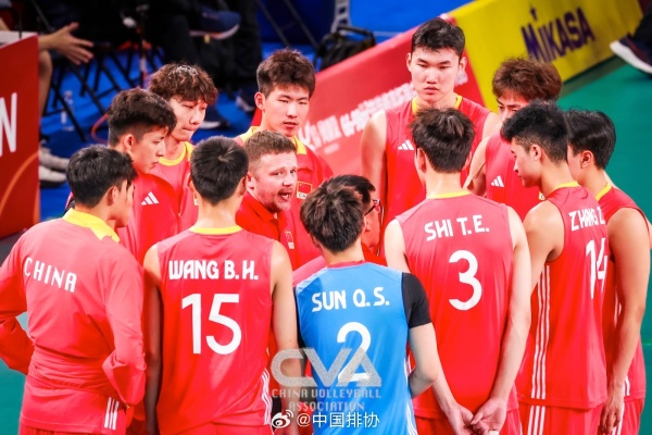 站(zhàn)上(shàng)世(shì)锦(jǐn)赛(sài)前(qián)八(bā)的(de)舞(wǔ)台(tái)，中(zhōng)国U21男排的年轻人正全力追梦