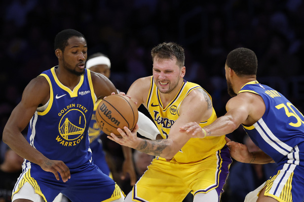 为(wèi)什(shén)么(me)NBA各(gè)队(duì)要(yào)对(duì)勇(yǒng)士(shì)心(xīn)存(cún)忌(jì)惮(dàn)？首(shǒu)秀(xiù)开(kāi)门(mén)红(hóng)就(jiù)是(shì)答(dá)案(àn)