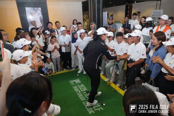 高尔夫名将殷若宁寄语小球员：做最好的自己