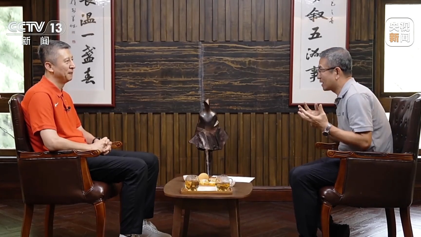 新闻周刊丨“失去的东西要拿回来”，白岩松专访中国男篮主教练郭士强