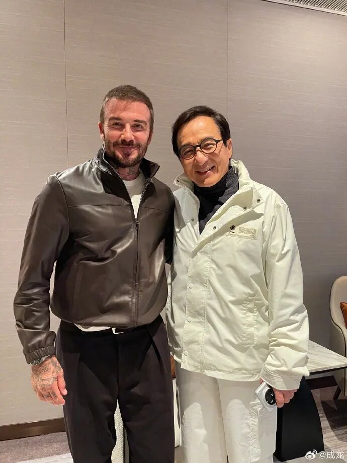 NBA中国赛打响，成(chéng)龙(lóng)晒(shài)与(yǔ)姚(yáo)明(míng)、奥(ào)尼(ní)尔(ěr)、贝(bèi)克(kè)汉(hàn)姆(mǔ)合(hé)照(zhào)
