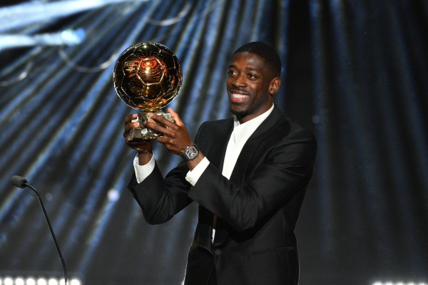 登(dēng)贝(bèi)莱(lái)捧(pěng)起(qǐ)金(jīn)球(qiú)奖(jiǎng)！这(zhè)一(yī)刻，足球看上去更纯粹了