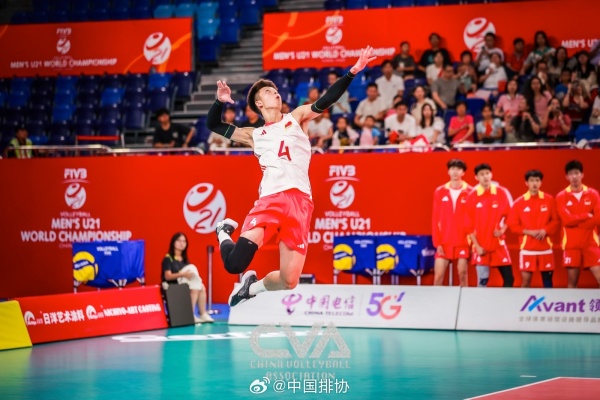 站上世锦赛前八的舞台，中国U21男排的年轻人正全力(lì)追梦