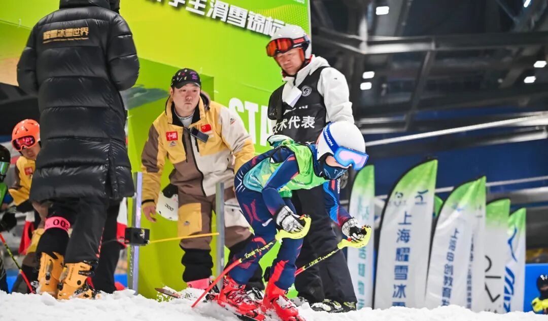 助力校园冰雪运动发展，“绿舟杯”上海市中小学生滑雪锦标赛成功举办