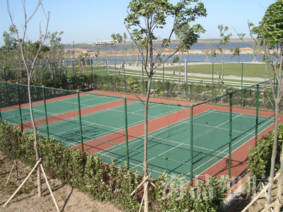 1、青岛胶州市香港路小学体育场塑胶跑道、人造草坪足球场