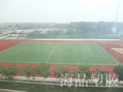 1、青岛胶州市香港路小学体育场塑胶跑道、人造草坪足球场